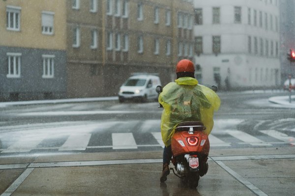 Peut-on réellement rester au sec sous une pluie battante avec un imperméable ?